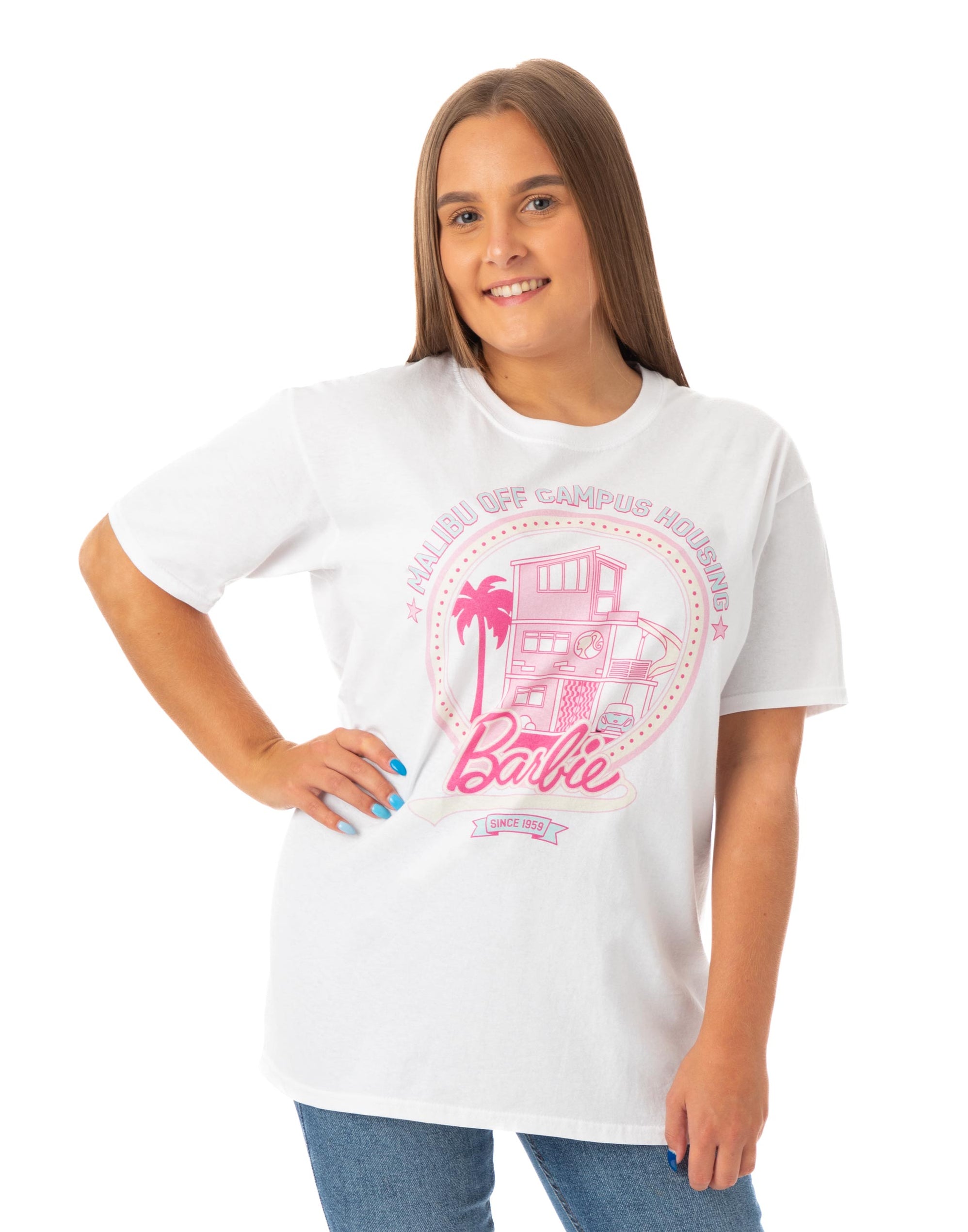 Barbie Womens Malibu Off Campus Logo Camiseta Blanca De Manga Corta | Icónica Marca Top De Diseño De Moda Para Damas | Camiseta Retro Comfortable Fit Movie Merchandise Regalo