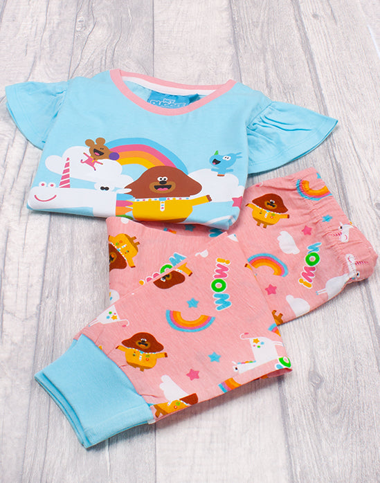  Awesome Hey Duggee pyjamas come with an adorable print showcasing Hey Duggee riding the magical unicorn surrounded by stars, rainbows, characters Norrie, Happy, Tag and Betty making a must have Hey Duggee present for occasions.